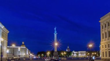Palace Square 'den Night Timelapse Hyperlapse ve St. Petersburg, Rusya' dan Alexander Column. Moyka Nehri Rıhtımı 'ndan Muhteşem Manzara