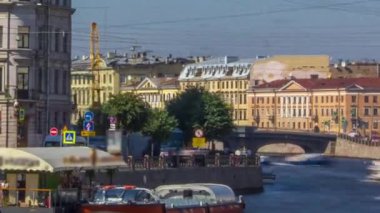 Fontanka Nehri 'nin kıyısı Hiperlapse Timelapse, Saint-Petersburg, Rusya' daki Anichkov Köprüsü 'nden alındı. Berrak Mavi Gökle Nefes Kesen Manzaralar