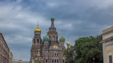 Kurtarıcı Kilisesi 'nin, zaman aşımına uğrayarak dökülen kanla ilgili çarpıcı mimarisi. Merkezi bir St. Petersburg simgesi ve Kurtarıcı II. Alexander 'a özel bir övgü.