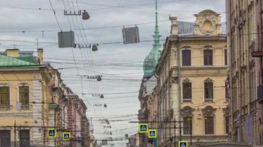 Rusya 'nın tarihi St. Petersburg' da Gorohovaya Caddesi 'nde Bustling Trafiği Zamanı. 1703 'te kuruldu, şimdi ülkenin en büyük ikinci şehri.