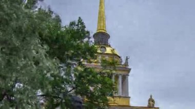 Deniz Kuvvetleri Binası Zaman Çizelgesi: Rusya 'nın Büyüleyici Kenti Saint Petersburg' da bir Yaz Günü 'nde Aleksandrovsky Garden' da Bulutlu Gökyüzü ile Sabah Gorchakov Baskını