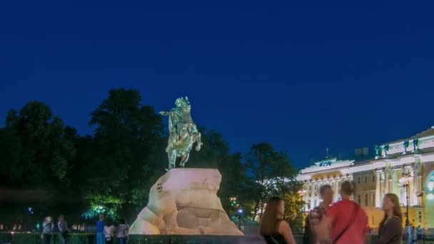 夜至日的过渡时间 彼得大帝纪念碑青铜骑士在参议院广场 圣彼得堡 俄罗斯 夏白之夜的游客探险 — 图库视频影像