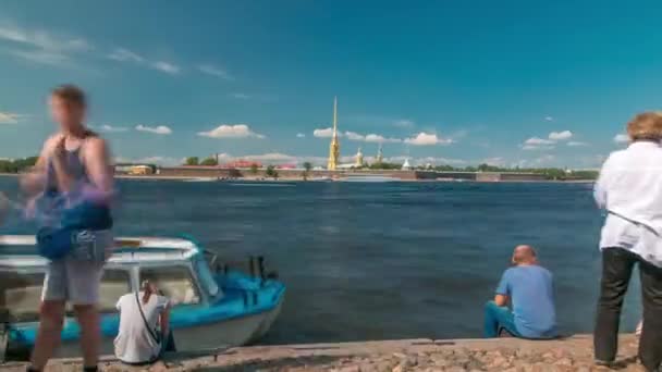 ロシアのサンクトペテルブルクにあるピーターとポール要塞に囲まれたネヴァ川は このティメラプスで展示されました ボートや観光客との冬のチャンネルからの眺め アイコニック ランドマーク スタンド — ストック動画