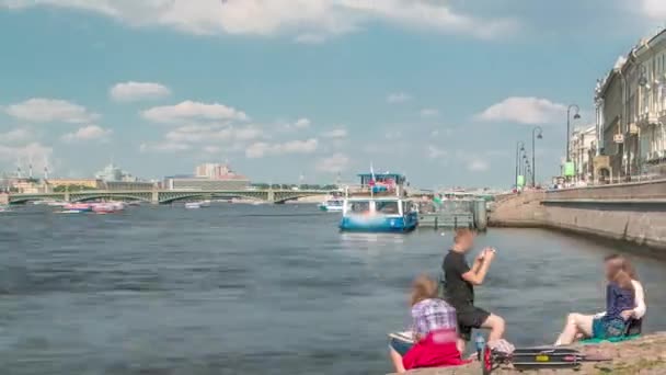 Mensen Hermitage Bridge Neva River Stairs Timelapse Met Toeristische Boot — Stockvideo