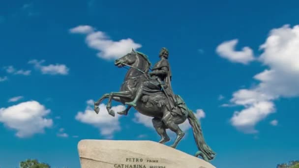ロシアのサンクトペテルブルクにあるブロンズ ホースマン記念碑ティメラプス ハイパーラプス ロシア皇帝ピーターの壮大な景色 背景として青い曇り空と緑の木と大像 — ストック動画