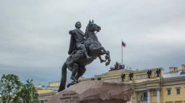 Bronz Süvari Anıtı Timelapse Hiperlapse, Saint Petersburg, Rusya. Rusya İmparatoru Büyük Peter 'ın Bulutlu Gökyüzü ve Deniz Kuvvetleri' nin arka plandaki görkemli manzarası