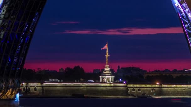 Romantyczny Widok Otwartego Mostu Pałacowego Rozciągającego Się Między Iglicą Piotra — Wideo stockowe