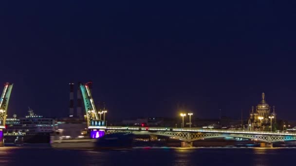 布拉戈维申斯基宣布大桥在俄罗斯圣彼得堡开放 的时间 照亮了夜晚的城市风景 拥抱白夜 — 图库视频影像