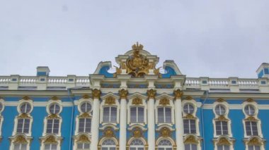 Tsarskoye Selo Puşkin 'de yer alan ve Rusya' nın St. Petersburg kentinin 25 km güneydoğusunda yer alan bir Rokoko başyapıtı olan Catherine Palace 'a giden yolu yakalıyor.