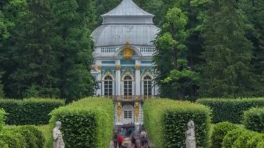Tsarskoye Selo Puşkin zaman dilimi, Rusya 'nın Saint Petersburg kentinin cazibesini yakalar. Ağaçların ve çalıların ustalıkla yapı malzemesi olarak kullanıldığı park alanlarını keşfedin.