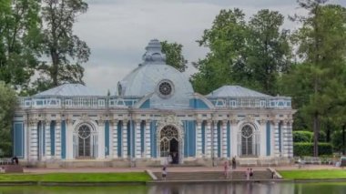 Grotto Pavilion yansıması: Serene Tsarskoye Selo Catherine Park Timelapse, St. Petersburg, Rusya. Sükûnet Gölü 'nün üzerinde sürüklenen bulutlar su yüzeyine büyüleyici bir yansıma yapıyor.