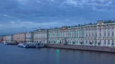 Kış Sarayı 'nın Gece Dönüşümü ve Saint Petersburg' daki Palace Waterfront Timelapse İskelesi. Palace Köprüsü 'nden Yaz Günbatımı Görünümü