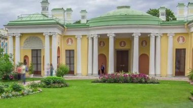 Antik Galeri ve Heykeller: Saint-Petersburg, Rusya 'daki Catherine Park Zaman Çizelgesi Büyüleyici. Bulutlu Yaz Günü 'nde çiçek kompozisyonları, ağaçlar ve çalılarla süslenmiş Zarif Bahçe' yi keşfediyorum.