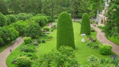 Antik Galeri ve Heykel yakınlarındaki bahçe Saint-Petersburg, Rusya 'daki Catherine Park Timelapse. Bulutlu Yaz Günü 'nde çiçek kompozisyonları, ağaçlar ve çalılarla süslenmiş Zarif Bahçe' yi keşfediyorum.