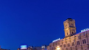 Vosstaniya İsyan Meydanı Gece Zamanlaması ve Görkemli Obelisk Kahraman Şehri Leningrad, Moskova Tren İstasyonu ve Hızlı Şehir Trafiği ile Rusya 'nın Vibrant St. Petersburg kentinde