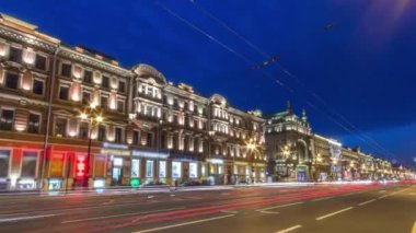 Nevsky Prospekt Bulvarı 'ndaki gece trafiği St. Petersburg Timelapse' da. Dinamik Hareket ve Yoğun Yol Sahnesi. Aydınlatılmış tarihi binalar