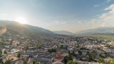 Günbatımında Cirokastra kentini Osmanlı Kalesi 'nin Cirokaster zaman ayarlı kalesinin perspektifinden gösteren panorama. Batan güneşle Arnavutluk 'un hava manzarası