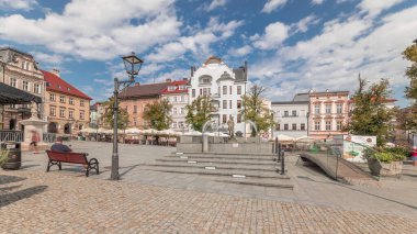 Panorama, Old Town Pazar Meydanı 'ndaki tarihi evlerle birlikte Neptün çeşmesini gösteriyor. Şemsiyeli bir sürü kafe. Polonya 'nın Bielsko-Biala şehrinde eski bir kasaba