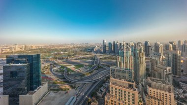 Dubai marinası ve JLT gökdelenleri Sheikh Zayed Yolu boyunca tüm gün boyunca havadan izleniyor. Yerleşim yerleri ve ofis binaları gölgeli, yukarıdan hızla yayılıyor..