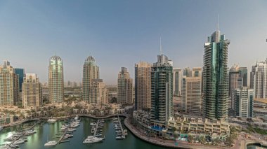 Panorama, Dubai marinasının limandaki en yüksek gökdelenleri ve yatları gösteriyor. Apartman binalarına, otellere ve ofis bloklarına, BAE 'nin modern yerleşim alanlarına bak