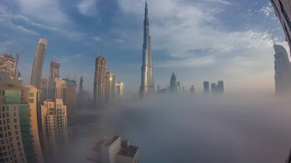 Vista Aérea Ciudad Dubai Temprano Mañana Durante Noche Niebla Timelapse —  Fotos de Stock