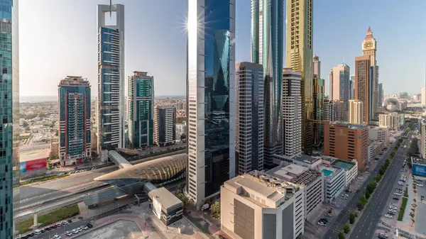 Dubai Uluslararası Finans Bölgesi Nin Tüm Gün Boyunca Gölgelerin Hızla — Stok fotoğraf