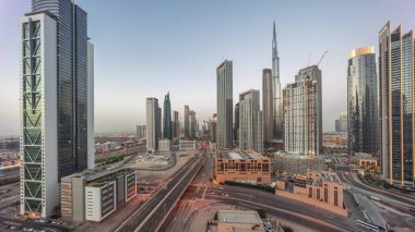 Dubai şehir merkezinin havadan panoramik görüntüsü. Günbekten geceye geçiş zamanına kadar pek çok kule var. Akıllı şehir şehrindeki iş alanı. Günbatımından sonra gökdelen ve yüksek binalar, BAE.