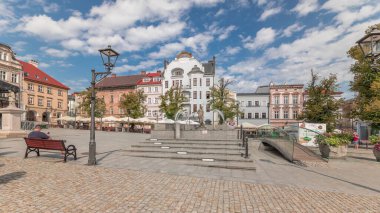 Panorama, Old Town Pazar Meydanı 'ndaki tarihi evlerle birlikte Neptün çeşmesini gösteriyor. Şemsiyeli bir sürü kafe. Polonya 'nın Bielsko-Biala şehrinde eski bir kasaba
