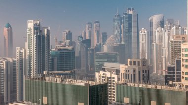 Dubai gökdelenleri, güneş doğarken iş sahasında sisle kaplıydı. Birleşik Arap Emirlikleri 'nin şehir merkezinden hava görüntüsü.
