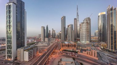 Dubai şehir merkezinin havadan panoramik görüntüsü. Günbekten geceye geçiş zamanına kadar pek çok kule var. Akıllı şehir şehrindeki iş alanı. Günbatımından sonra gökdelen ve yüksek binalar, BAE.