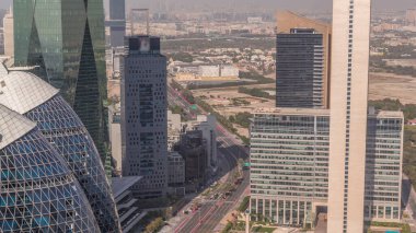 Dubai 'deki Sheikh Zayed Yolu' ndaki yüksek binaların Skyline görüntüsü. Uluslararası Finans Merkezi 'nin mali merkezindeki ofis gökdelenleri. Kavşakta trafik