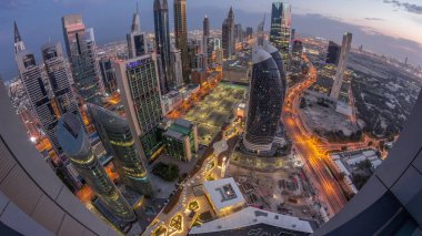 Dubai 'deki Sheikh Zayed Yolu' ndaki gökdelenlerin gökyüzü manzarası gece gündüz geçiş zamanı, BAE. Güneş doğmadan önce Uluslararası Finans Merkezi 'ndeki gökdelenler