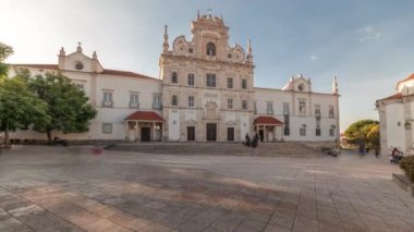 Panorama, Santarem See Katedrali manzaralı Sa da Bandeira Meydanı 'nı gösteriyor. Namı diğer Nossa Senhora da Conceicao Kilisesi zaman çizelgesi. Yürüme alanı. Portekiz