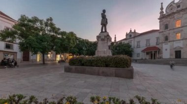 Panorama, Santarem See Katedrali manzaralı Sa da Bandeira Meydanı 'nı gösteriyor. Namı diğer Nossa Senhora da Conceicao Kilisesi. Mannerist tarzında inşa edilmiş, günden geceye geçiş zamanı. Yürüme alanı. Portekiz