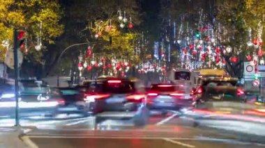 Lizbon 'daki Avenida da Liberdade, ağaçlardan sarkan ışıklarla aydınlandı. Tatil akşamı yolda trafik vardı. Avrupa caddesi Noel kutlaması için süslenmiş. Portekiz