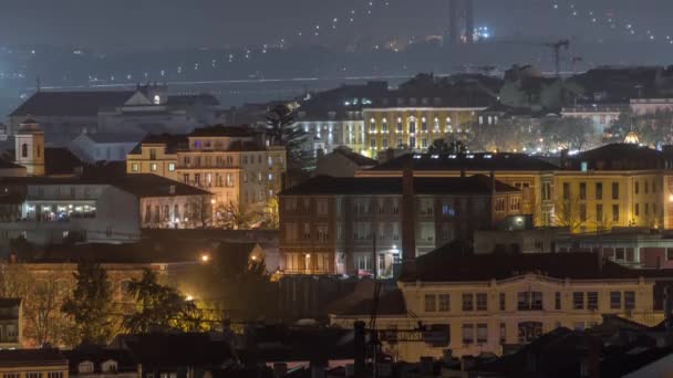从空中俯瞰Barrio Alto和4月25日晚桥 葡萄牙里斯本 色彩斑斓的历史建筑 夜间照明 — 图库视频影像