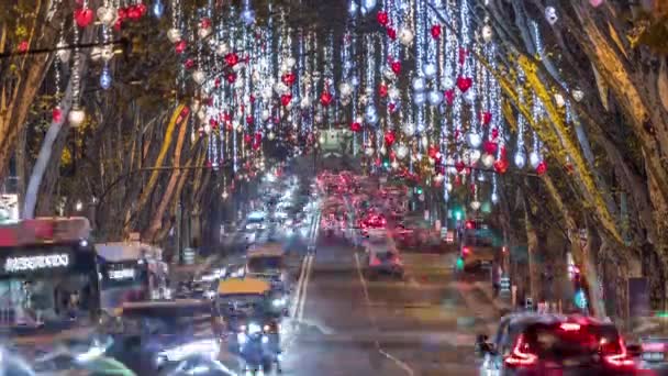 里斯本的Avenida Liberdade点亮了挂在树上的灯 欧洲街道装饰圣诞节庆祝活动 假日晚上路上的交通情况 葡萄牙 — 图库视频影像