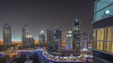 Panorama Dubai marinasının limandaki en yüksek gökdelenleri ve yatları gösteriyor. Apartman binalarına, otellere ve ofis bloklarına, BAE 'nin modern yerleşim alanlarına bak