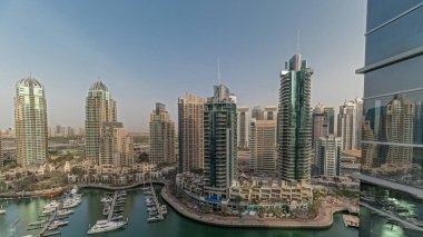 Panorama, Dubai marinasının limandaki en yüksek gökdelenleri ve yatları gösteriyor. Apartman binalarına, otellere ve ofis bloklarına, BAE 'nin modern yerleşim alanlarına bak