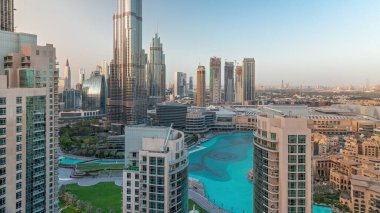 Gün batımında Dubai şehir merkezi manzarası. Hava zaman çizelgesinin etrafındaki en uzun gökdelenlerin cam yüzeyinden yansıyan güneş ışığı. Yoğun yollar ve yukarıdaki trafik