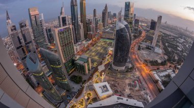 Dubai 'deki Sheikh Zayed Yolu' ndaki gökdelenlerin gökyüzü manzarası gece gündüz geçiş zamanı, BAE. Güneş doğmadan önce Uluslararası Finans Merkezi 'ndeki gökdelenler