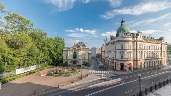 全景剧场广场与主要邮局大楼的空中时间和波兰剧场 都建于1890年代 从城堡山观看 街上的交通 Bielsko Biala — 图库照片