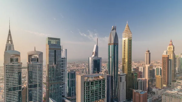 阿联酋迪拜谢赫扎耶德路高楼的天际线视图 从上面看国际金融中心的摩天大楼 背景的别墅 — 图库照片