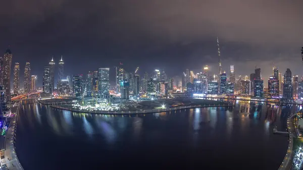 迪拜商业湾和下城的空中天际线全景 以及运河边的各种摩天大楼和塔楼 设有起重机的建筑工地 — 图库照片