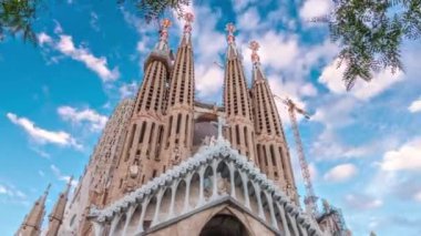 Sagrada Familia Timelapse Hyperlapse, Barcelona, İspanya 'da. Büyüleyici Sonbahar Sahnesi, Yeşil Ağaçlarla süslenmiş Mavi Bulutlu Gökyüzüne karşı