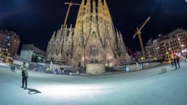 Barcelona, İspanya 'da Sagrada Familia Night Timelapse' de aydınlandı. Görkemli Kuleler ve Siluetli Turnalar Karanlık Gökyüzüne Karşı Ön Görüş Sunuyor