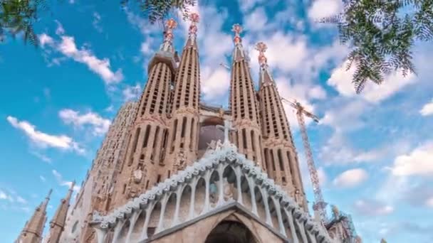 Sagrada Familia Timelapse Hyperlapse Barcelonában Spanyolországban Varázslatos Őszi Jelenet Zöld — Stock videók
