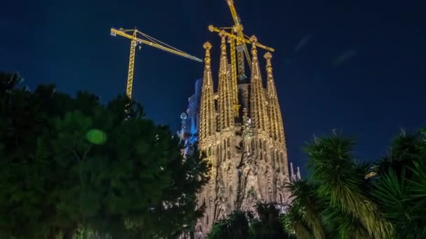 Timelapse Hiperlapso Parte Superior Iluminada Sagrada Familia Barcelona España Spires — Vídeos de Stock