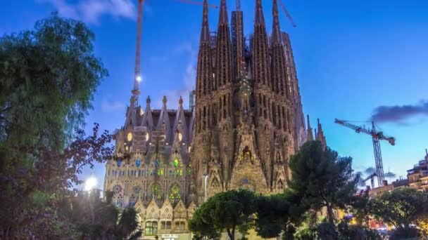 사그라다 파밀리아 스페인 바르셀로나의 상징적인 가톨릭 교회의 타임랩스 스파이어와 크레인은 — 비디오