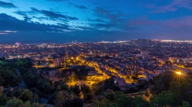 Barcelona Açılış: Spains Catalonian Jewel 'in Gündüz Zamanlaması Panoraması. Carmel 'in sığınaklarından, Hava Üst Manzarası Şehir Işıklarını Yakalıyor Şafak Gökyüzünü Hafifçe Renklendirirken